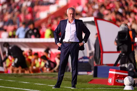 مورينيو بين المصابين.. فيروس يهدد كلاسيكو بنفيكا وبورتو في الدوري البرتغالي